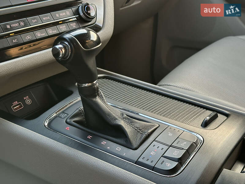 Мінівен Kia Carnival 2015 в Дніпрі