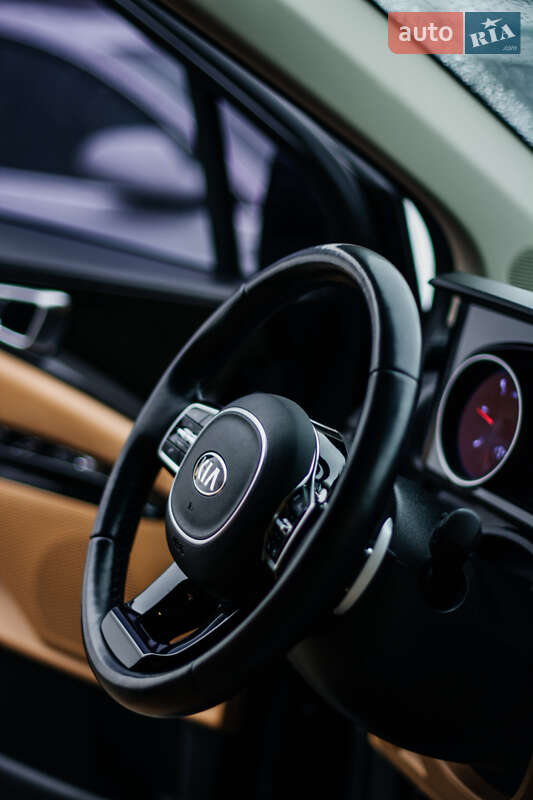 Минивэн Kia Carnival 2021 в Ровно