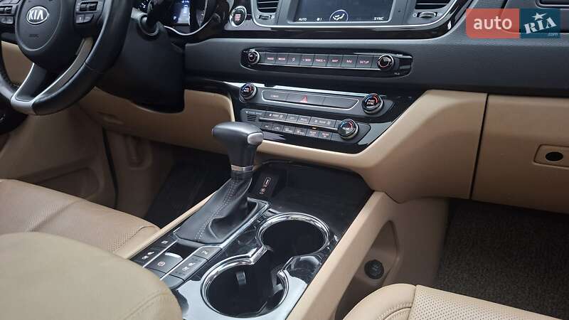 Минивэн Kia Carnival 2019 в Киеве