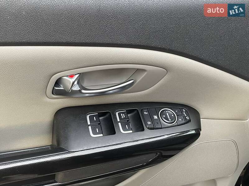 Минивэн Kia Carnival 2014 в Киеве