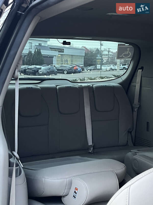 Минивэн Kia Carnival 2017 в Одессе