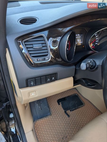 Минивэн Kia Carnival 2018 в Тернополе