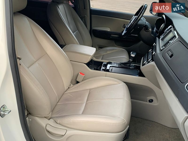 Минивэн Kia Carnival 2016 в Киеве