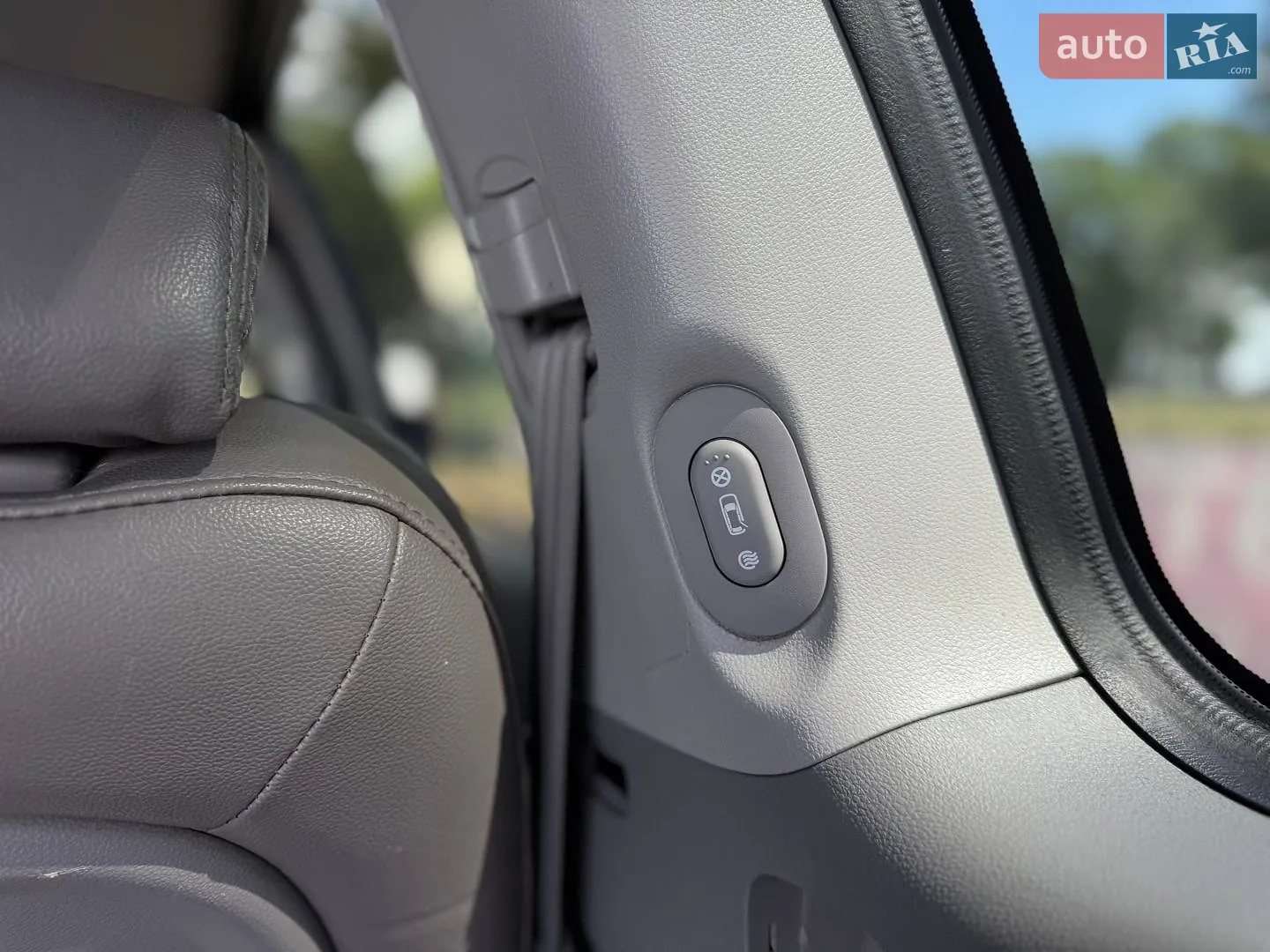 2011 Kia Carnival - мініатюра 41