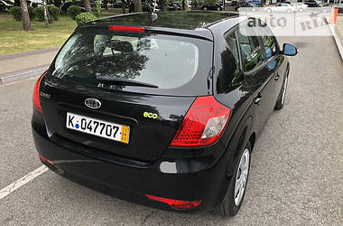 Хэтчбек Kia Ceed 2009 в 