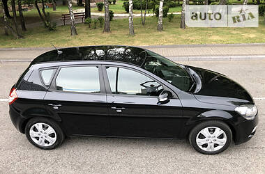 Хэтчбек Kia Ceed 2009 в 