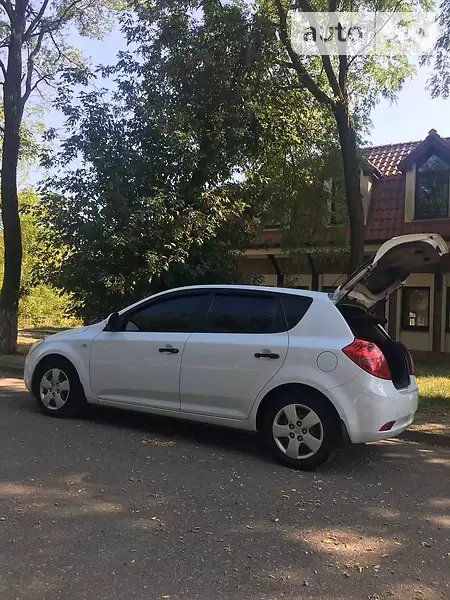 Хетчбек Kia Ceed 2008 в 