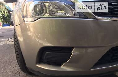 Хэтчбек Kia Ceed 2010 в 