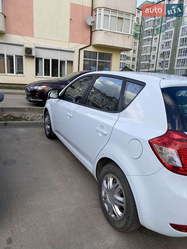 Хетчбек Kia Ceed 2010 в Чернівцях фото 2 Хетчбек Kia Ceed 2010 в Чернівцях