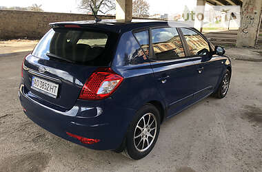Хэтчбек Kia Ceed 2009 в 