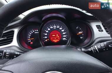 Хэтчбек Kia Ceed 2012 в 