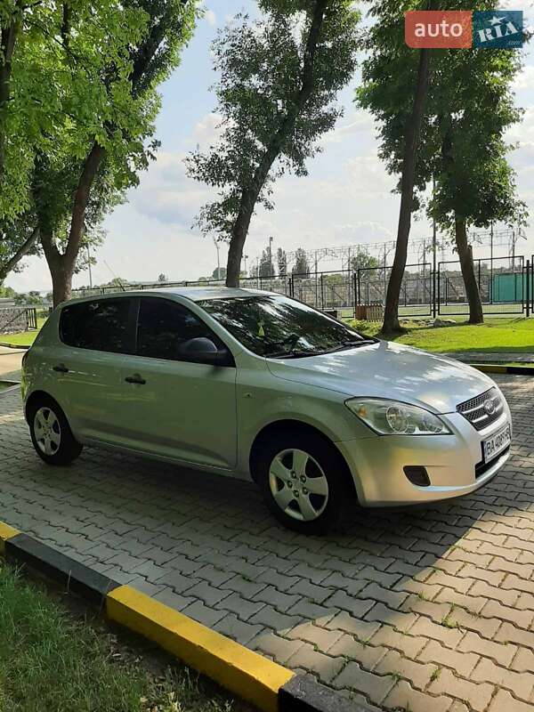 Хэтчбек Kia Ceed 2006 в Александрие