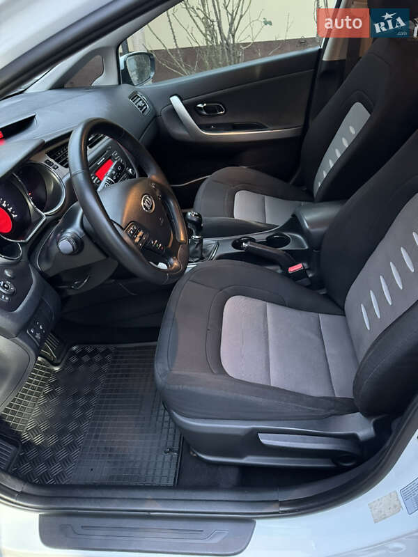 Хэтчбек Kia Ceed 2013 в Ужгороде