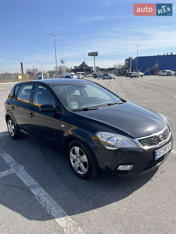 Хэтчбек Kia Ceed 2011 в Черновцах