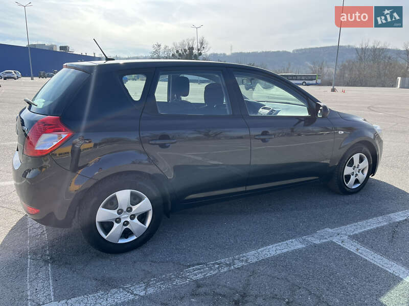 Хэтчбек Kia Ceed 2011 в Черновцах