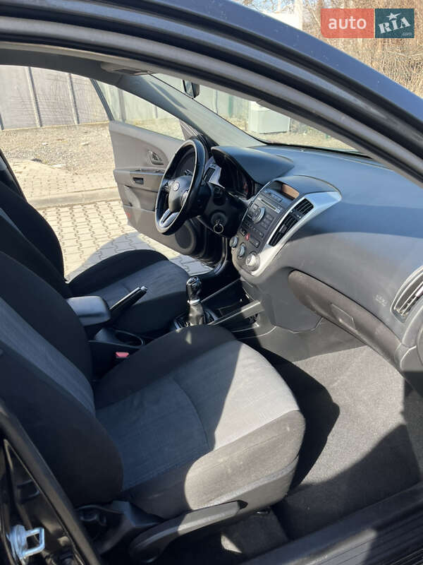 Хэтчбек Kia Ceed 2011 в Черновцах