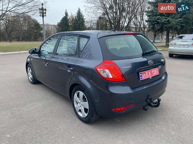 Хэтчбек Kia Ceed 2010 в Ровно