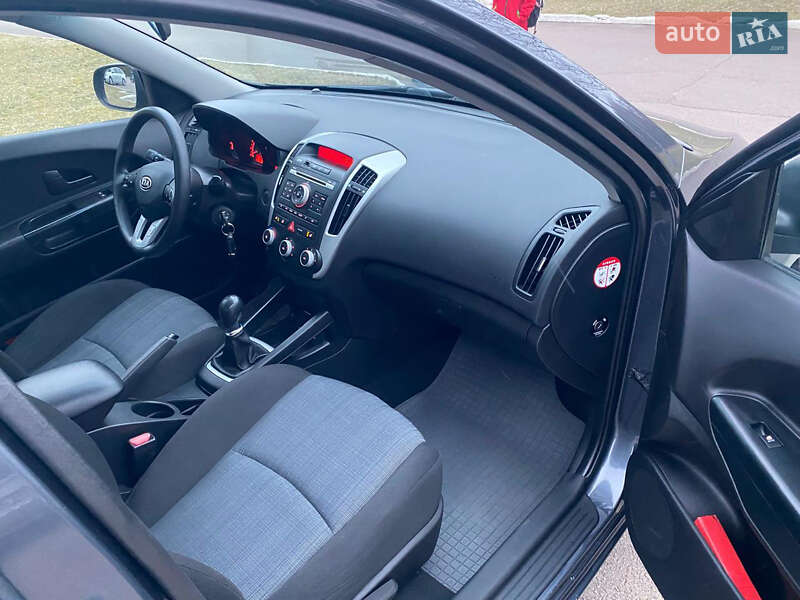 Хэтчбек Kia Ceed 2010 в Ровно