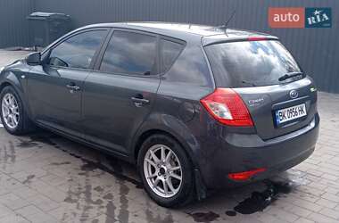 Хэтчбек Kia Ceed 2010 в 