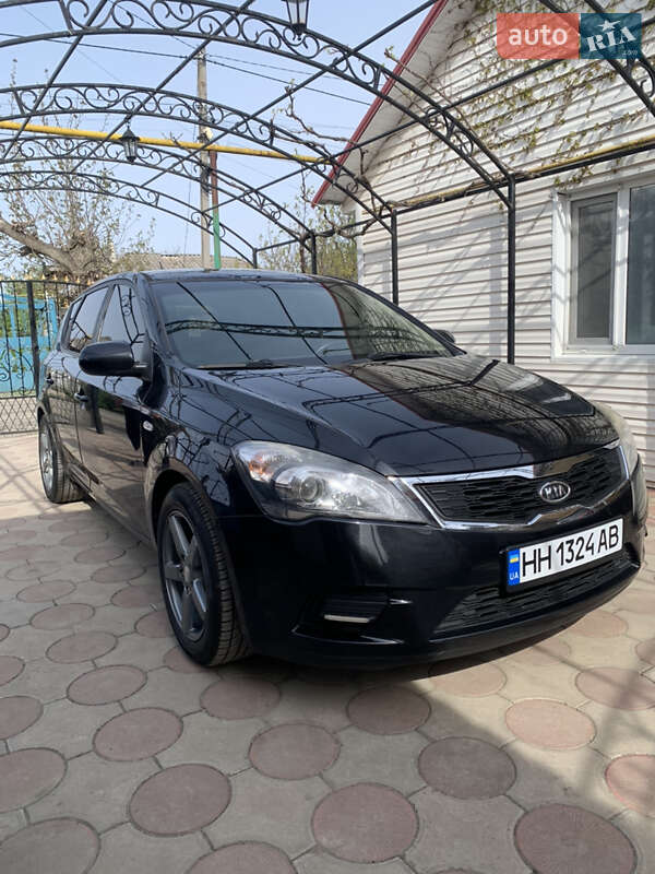 Хетчбек Kia Ceed 2009 в 