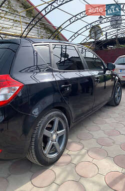 Хэтчбек Kia Ceed 2009 в 
