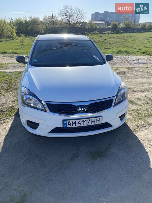 Хетчбек Kia Ceed 2011 в 