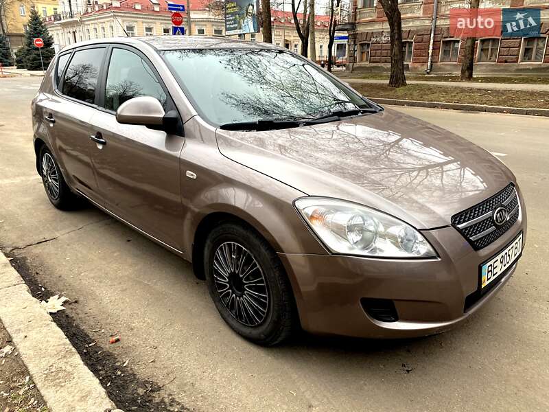 Хетчбек Kia Ceed 2007 в 