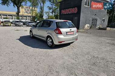 Хетчбек Kia Ceed 2010 в 