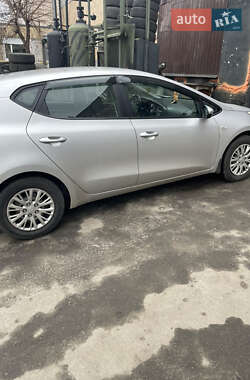Хэтчбек Kia Ceed 2013 в 