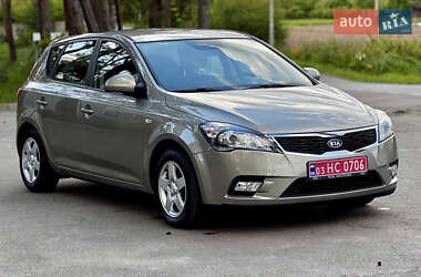 Хетчбек Kia Ceed 2010 в 