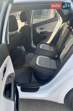 Хэтчбек Kia Ceed 2012 в 