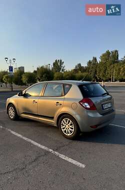 Хэтчбек Kia Ceed 2010 в 