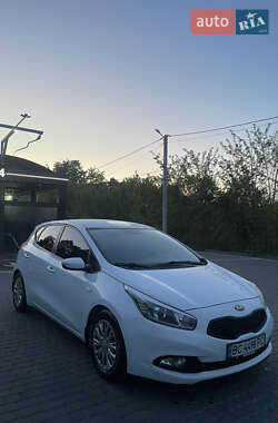 Хэтчбек Kia Ceed 2012 в 