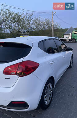 Хэтчбек Kia Ceed 2012 в 