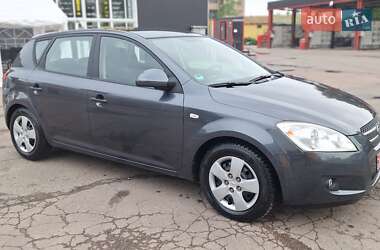 Хэтчбек Kia Ceed 2009 в 