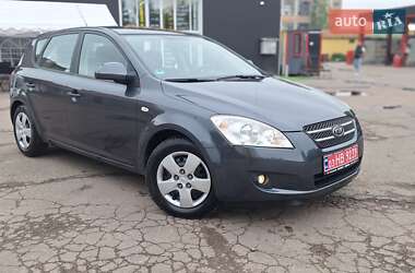Хэтчбек Kia Ceed 2009 в 