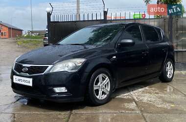 Хэтчбек Kia Ceed 2011 в 
