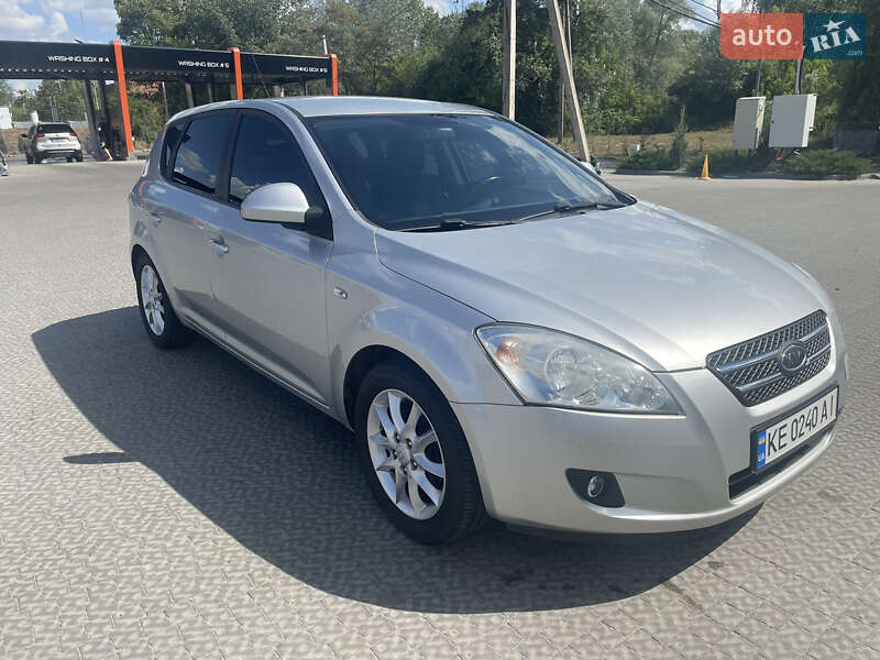 Хэтчбек Kia Ceed 2008 в 