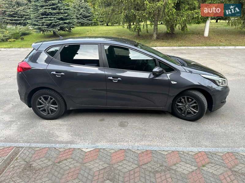 Хэтчбек Kia Ceed 2012 в Краснограде