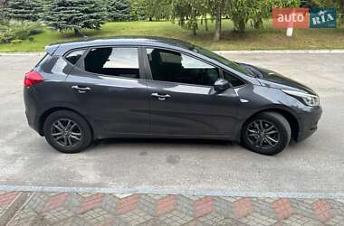 Хэтчбек Kia Ceed 2012 в 
