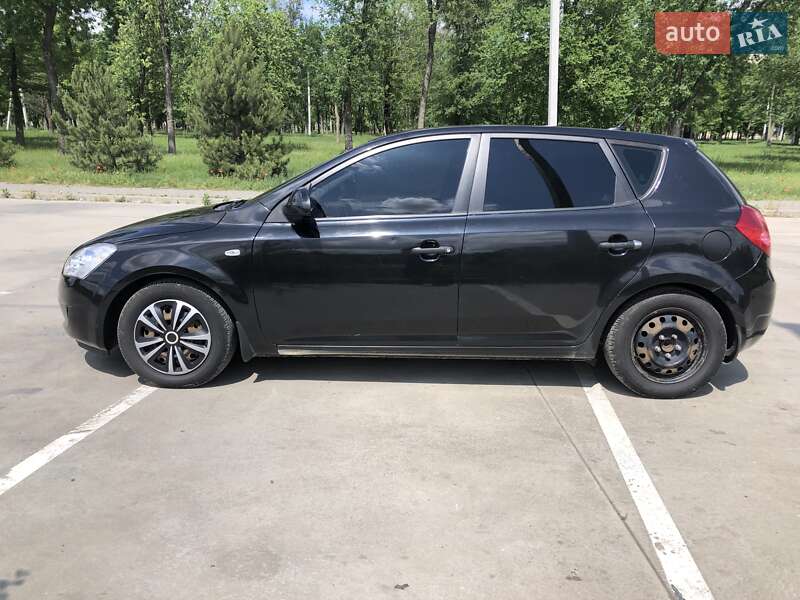 Хэтчбек Kia Ceed 2008 в Синельниково