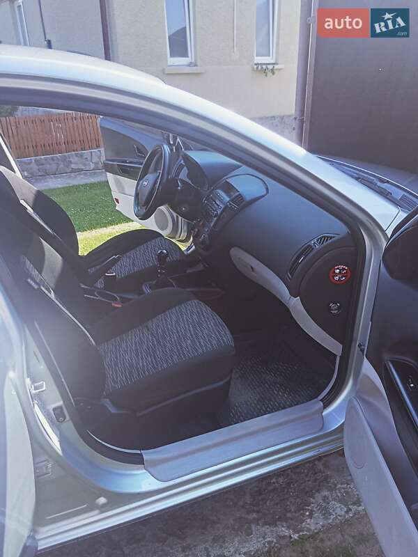 Хэтчбек Kia Ceed 2007 в Стрые