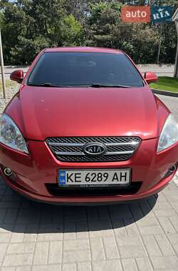 Хэтчбек Kia Ceed 2008 в 