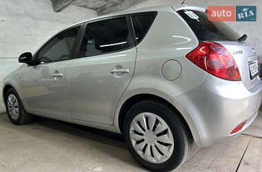 Хэтчбек Kia Ceed 2007 в 