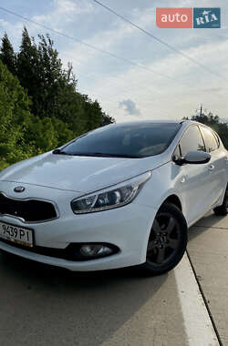 Хэтчбек Kia Ceed 2013 в 
