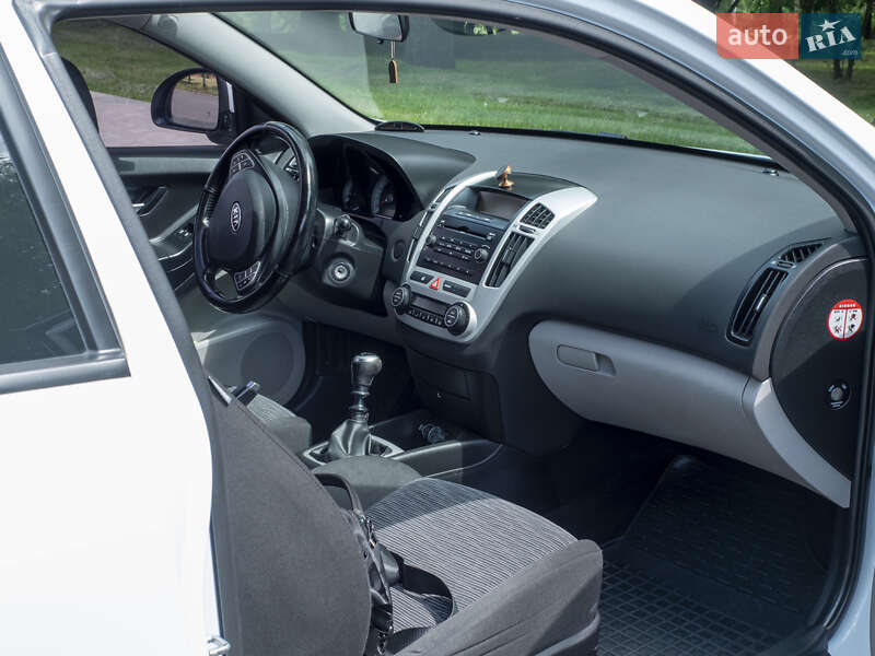 Хетчбек Kia Ceed 2008 в Нововолинську
