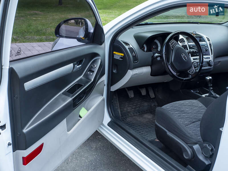 Хетчбек Kia Ceed 2008 в Нововолинську
