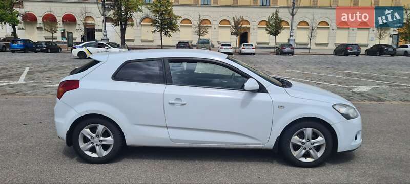 Хэтчбек Kia Ceed 2009 в 