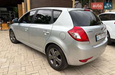 Хэтчбек Kia Ceed 2011 в 