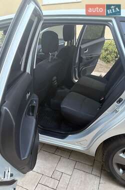 Хэтчбек Kia Ceed 2011 в 